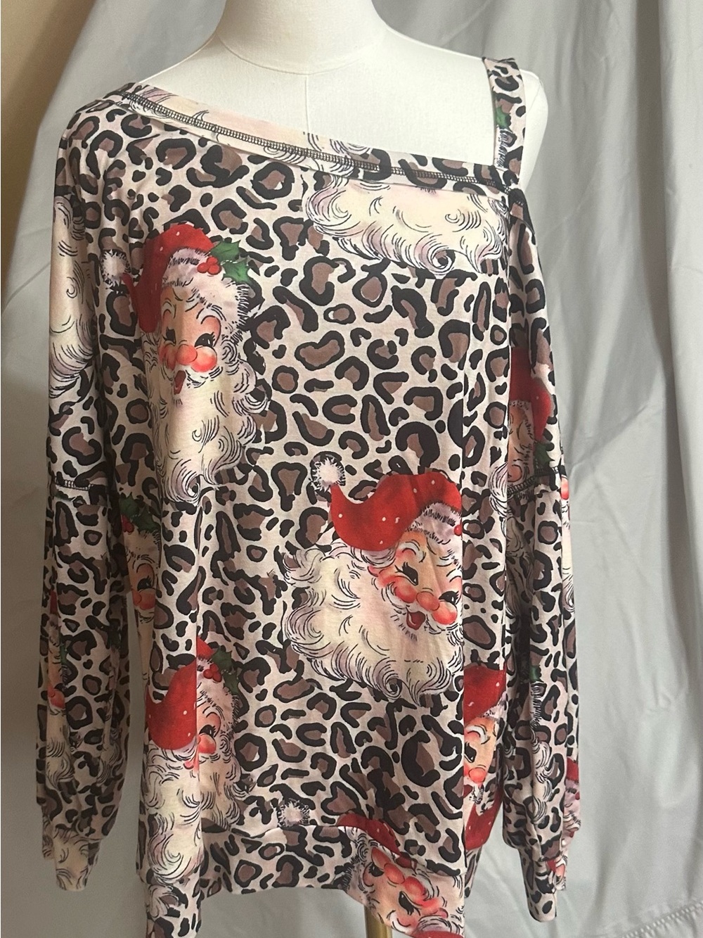 Leopard Santa Off-Shoulder Holiday Sweatshirt - Beige & Red